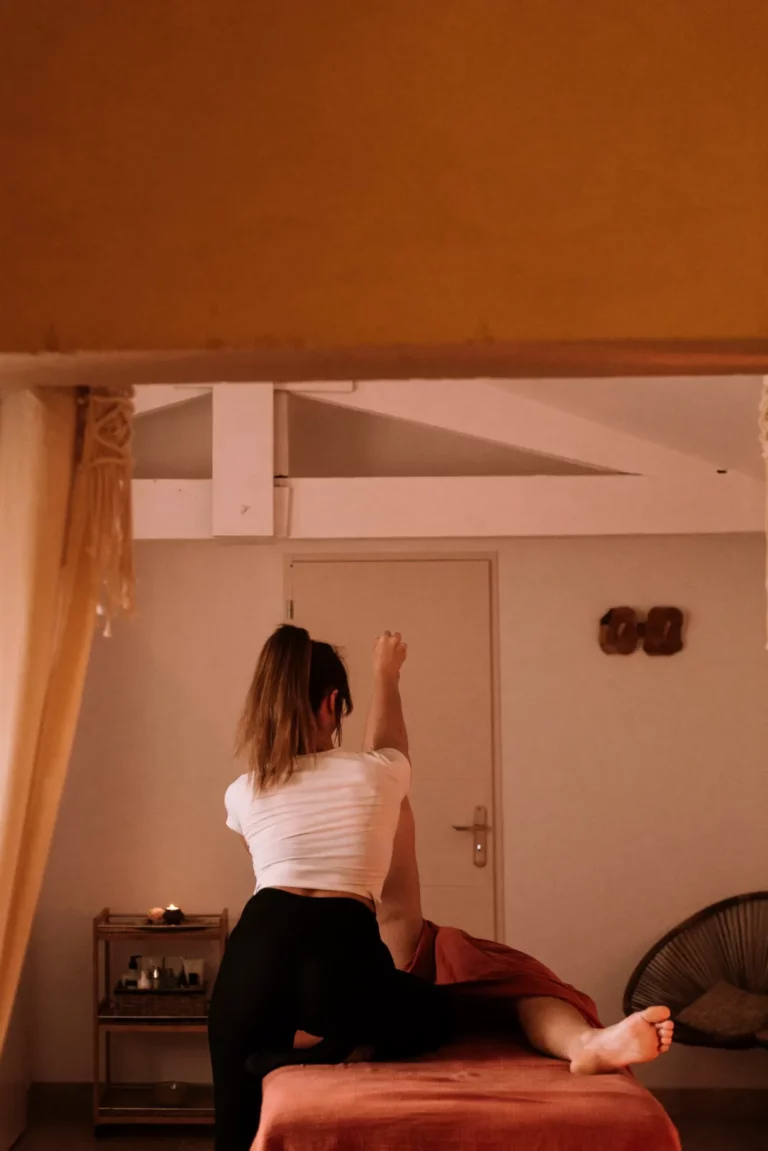 La cabine de massage sous les combles de l’institut Voyage des Sens à Châteaurenard, baignée de lumière