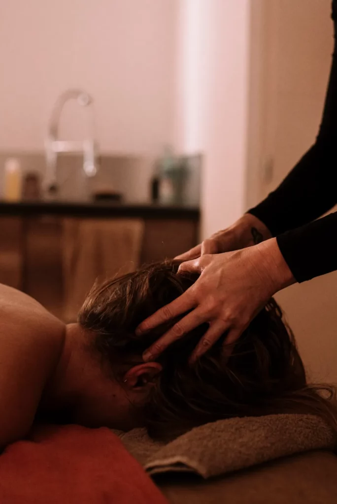 Massage du crâne en fin de séance pour relâcher les tensions