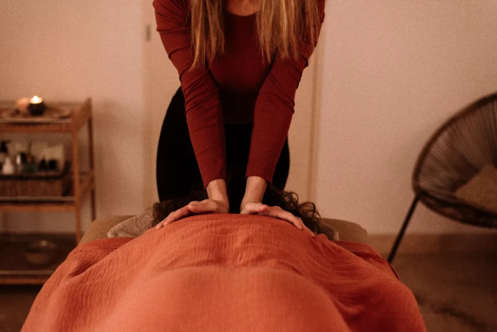 Massage du crâne vu de face, cliente allongée