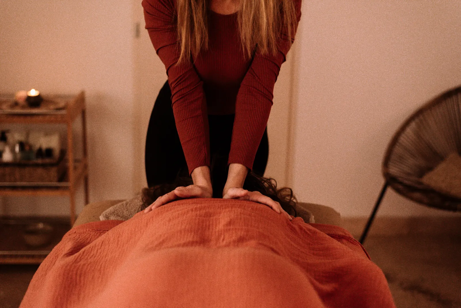 Massage du crâne vu de face Massage du crâne vu de face, cliente allongée