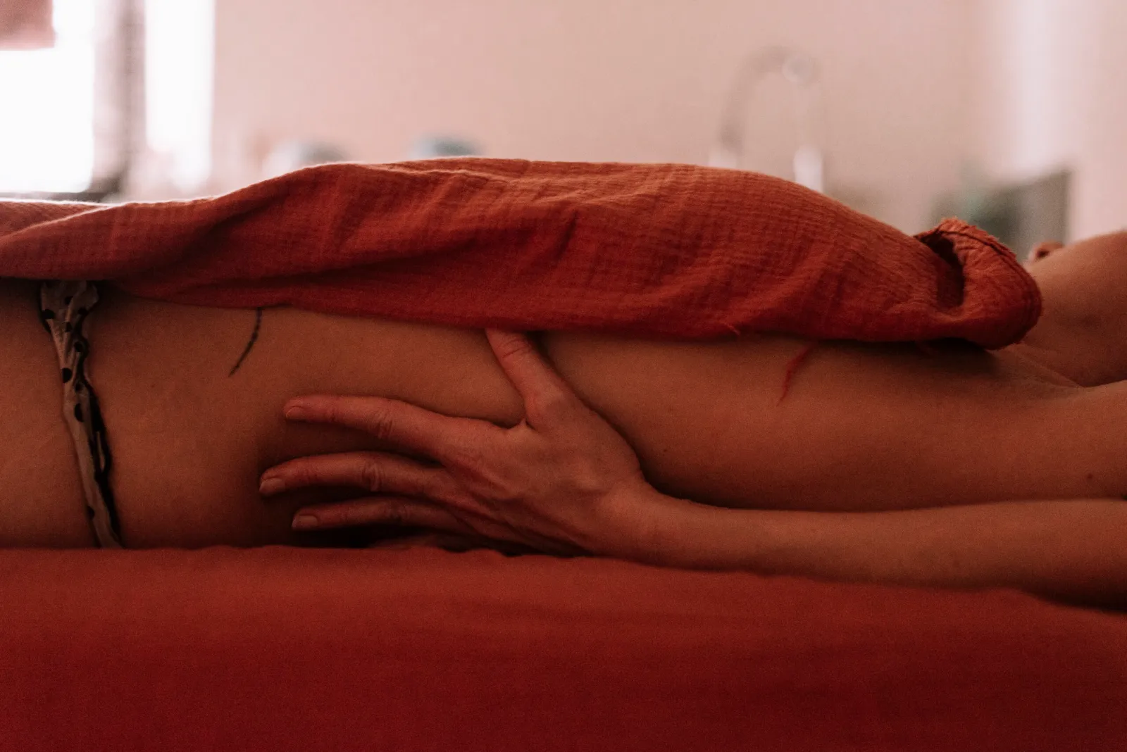 Massage du ventre, geste enveloppant et lent, en cabine à Châteaurenard