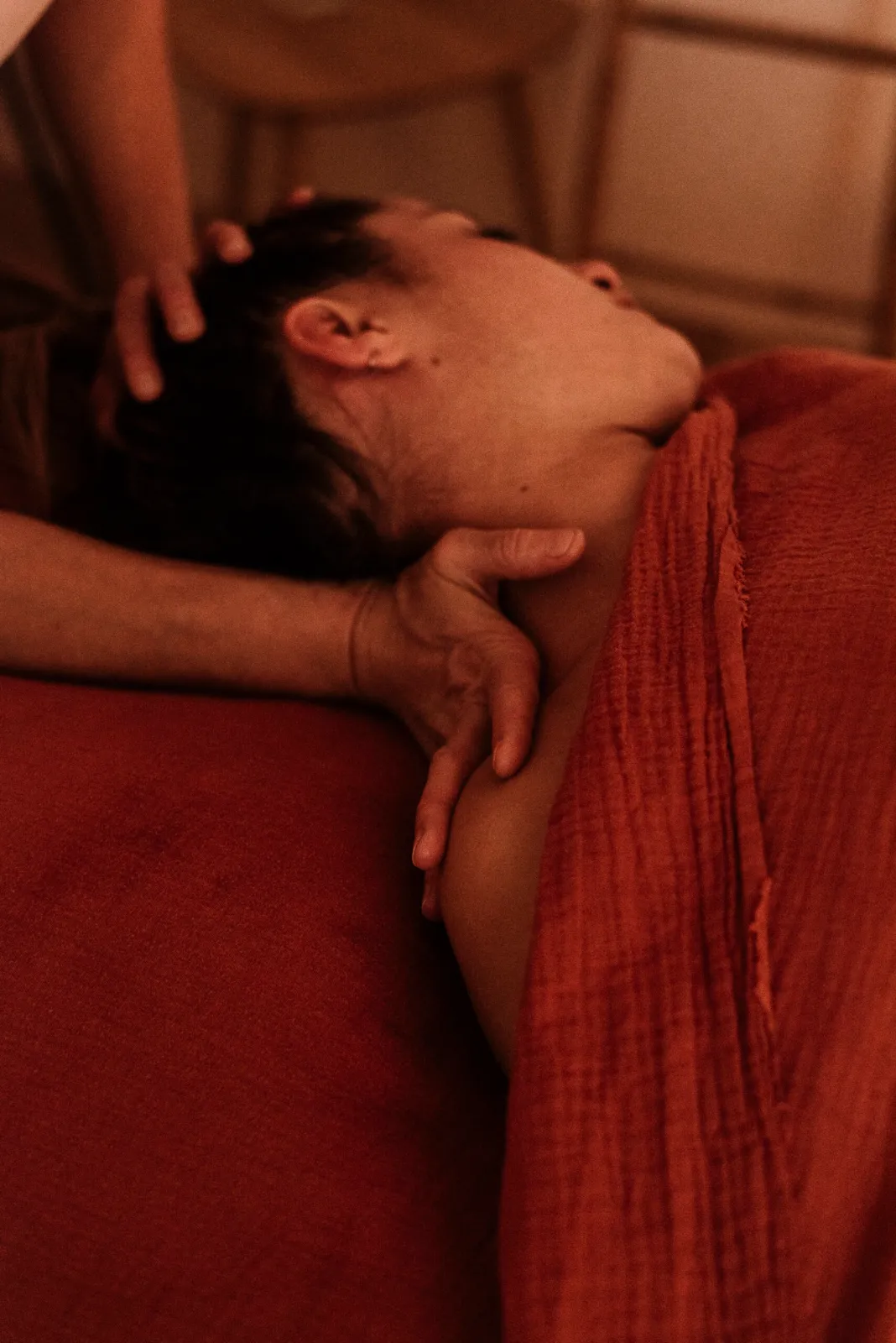Massage du visage et de la nuque Massage du visage et de la nuque, tête posée en arrière