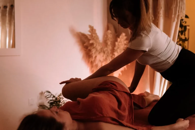 Massage thaï, mobilisation lente de la jambe